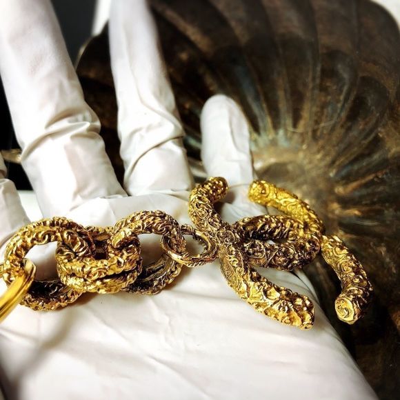 Chanel Florentine lava textured CC logo keychain - Picture 5 of 13